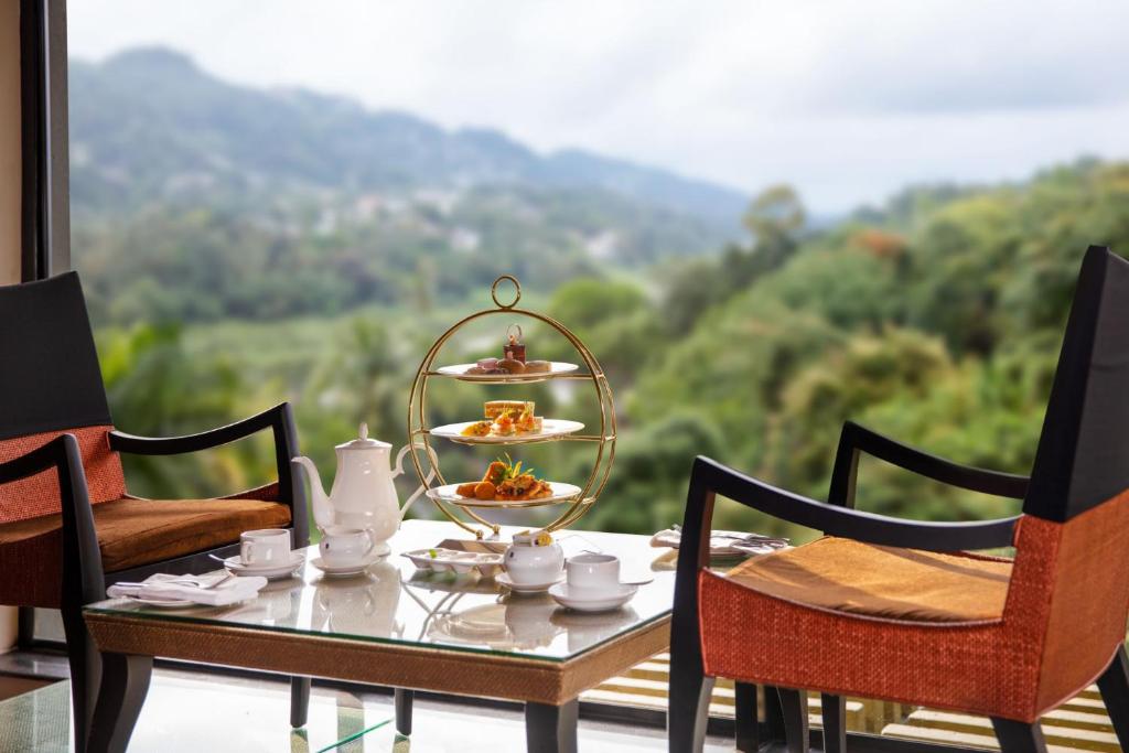 THE CEYLON HILL ESCAPE