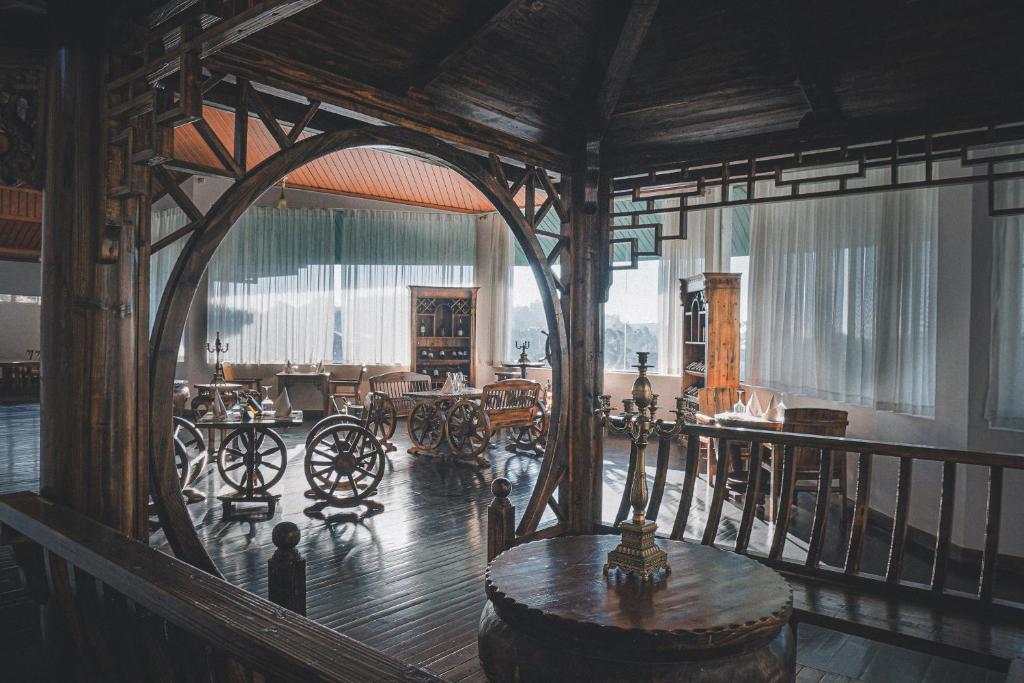 THE CEYLON HILL ESCAPE